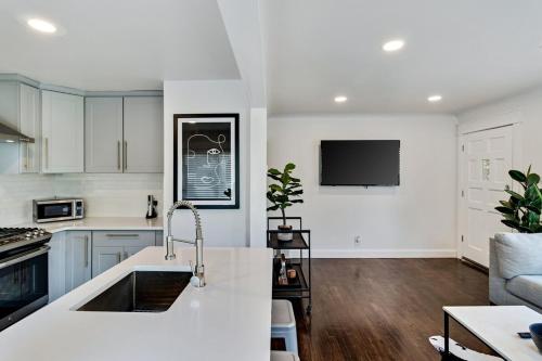 Pet Friendly Modern Home In The Heart Of Ferndale in Ferndale, USA