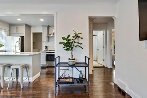 Pet Friendly Modern Home In The Heart Of Ferndale in Ferndale, USA