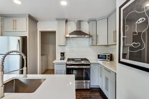 Pet Friendly Modern Home In The Heart Of Ferndale in Ferndale, USA