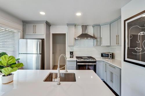 Pet Friendly Modern Home In The Heart Of Ferndale in Ferndale, USA