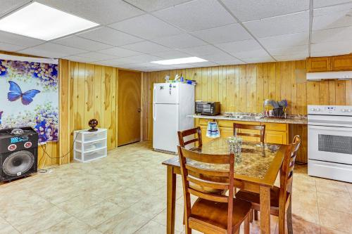 Harrisburg Apartment about 4 Mi to Midtown! in Harrisburg, USA