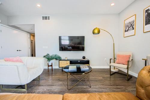 Lux 3-Bedroom in Hollywood w Parking & Balcony - Amazing Roof Deck! in Los Angeles, USA