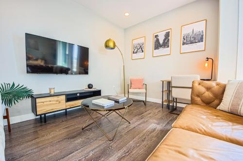 Lux 3-Bedroom in Hollywood w Parking & Balcony - Amazing Roof Deck! in Los Angeles, USA