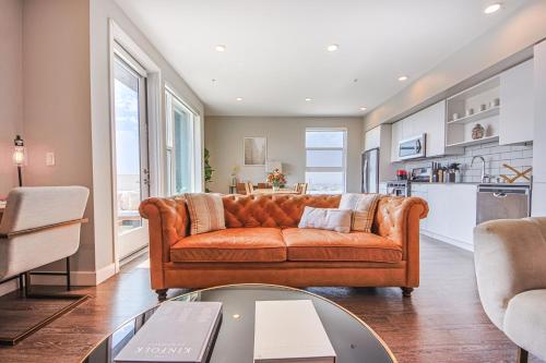 Lux 3-Bedroom in Hollywood w Parking & Balcony - Amazing Roof Deck! in Los Angeles, USA