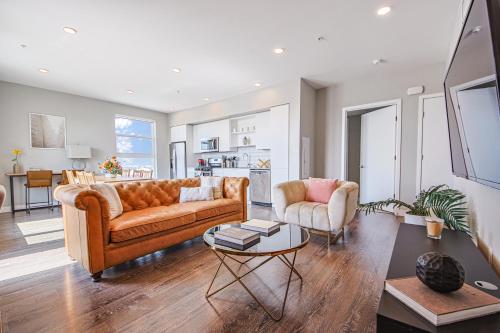 Lux 3-Bedroom in Hollywood w Parking & Balcony - Amazing Roof Deck! in Los Angeles, USA