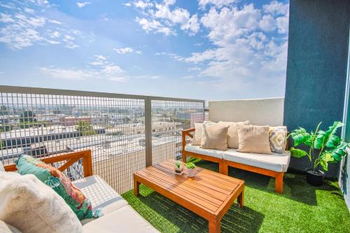 Lux 3-Bedroom in Hollywood w Parking & Balcony - Amazing Roof Deck! in Los Angeles, USA