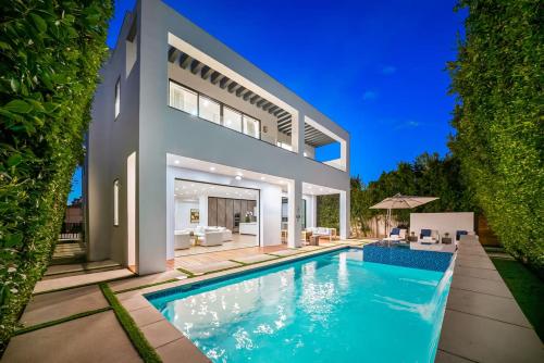 Luxurious Retreat - Modern House with Pool