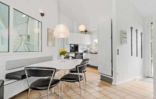 مطبخ, Stunning Home In Nørre Nebel With Sauna in Norre Nebel