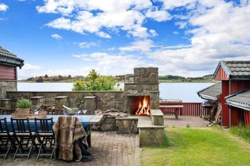Beautiful Seafront Home, 5 Min to ONS Beautiful Seafront Home, 5 Min to ONS