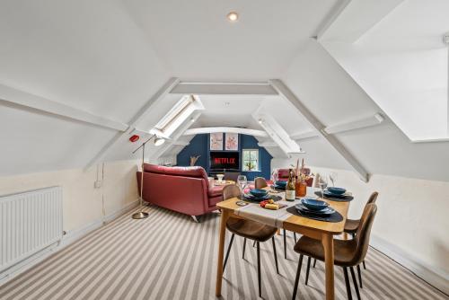 2-Bedroom Cotswolds Chic, Cosy & Tranquil Retreat, Norcote Loft, Sleeps 3, With Private Parking SUMMER SPECIAL OFFER! - by Blue Puffin Stays, Gloucestershire