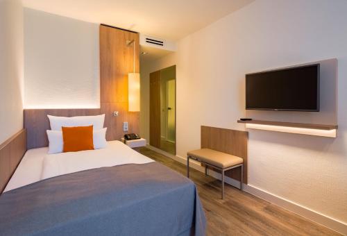 Comfort Single Room image 7