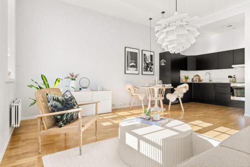 Modern & central 2 bedroom apartment with parking