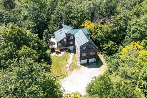 HUGE renovated home Sleeps 12+ 5 BR/3BA Home Off in Killington, USA