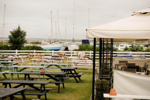 The Victory at Mersea - 정원