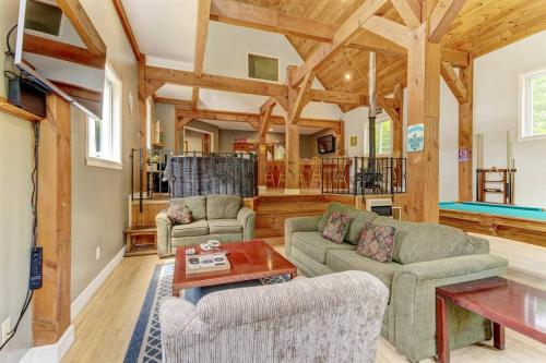 HUGE renovated home Sleeps 12+ 5 BR/3BA Home Off in Killington, USA
