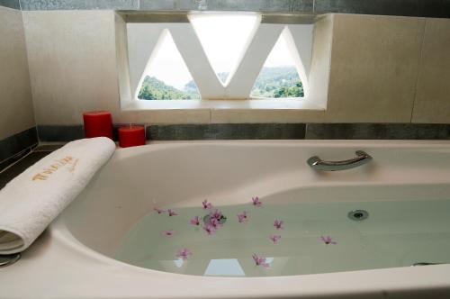 Karstais baseins, Alonissos Poikilma Villas - luxury villas in Alonissos in nature with private pools in Alonisosa
