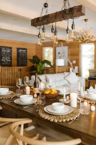 . The Fox Lakefront Cottage with PrivateBeach and Sauna