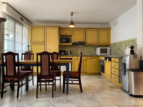 Étterem, Grand Appartement F4 bien situé pour visiter Paris (Grand Appartement F4 bien situe pour visiter Paris) in Le Bourget