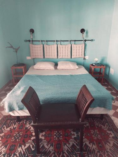 1 queen bed, 2 twin beds