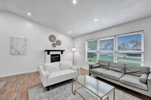 Villa Royale 4 BR Home w Pool and Hot Tub in Royal Palm Beach, USA