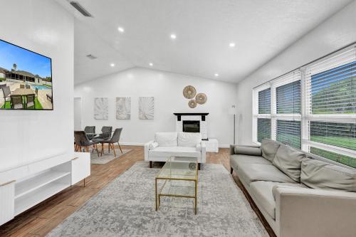Villa Royale 4 BR Home w Pool and Hot Tub in Royal Palm Beach, USA