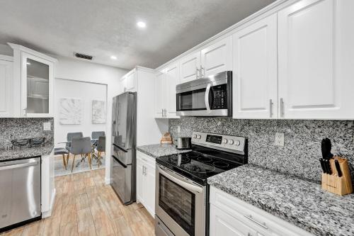 Villa Royale 4 BR Home w Pool and Hot Tub in Royal Palm Beach, USA