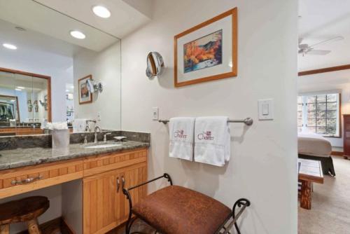 Studio Apartment with King Bed image 10