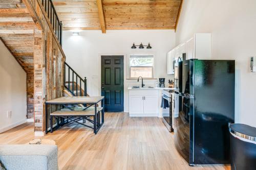 Cozy Two Peaks Home Near Lake Texoma State Park! in Mead, USA