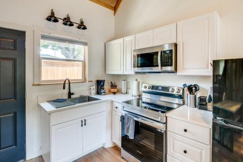Cozy Two Peaks Home Near Lake Texoma State Park! in Mead, USA