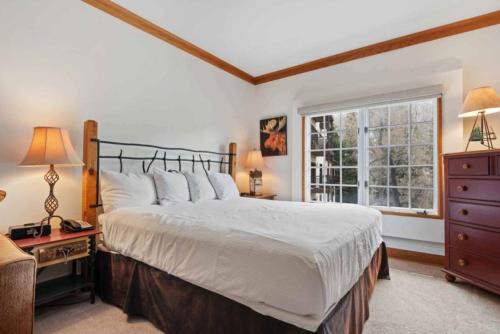 Studio Apartment with King Bed image 8
