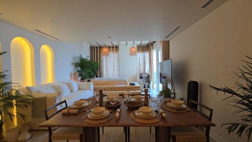 Luxury 2BR Biophilic Retreat with Private Jacuzzi, Massage Chair & Infinity Pool, Dubai (foto 2)
