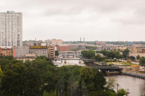Flexhome Westown 1BR RS2 near Fiserv and Theater District in Milwaukee, USA