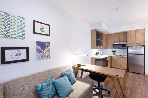 1 Bedroom Suite, 1 King, Sofa bed