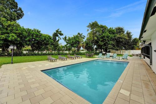 Villa Royale 4 BR Home w Pool and Hot Tub in Royal Palm Beach, USA
