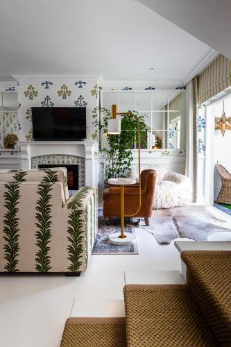 Modern Coastal Townhouse at The Majestic - image 5