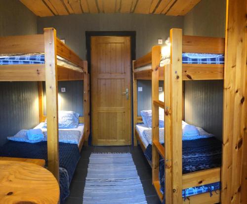 2 bunk beds