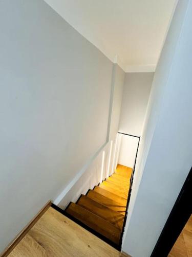 G15 City Centre Stylish Flat - image 3