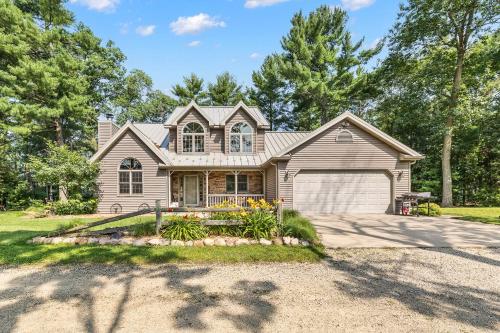 Family-Friendly 5BR House by the Lake in Wautoma, USA