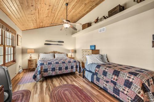 Family-Friendly 5BR House by the Lake in Wautoma, USA