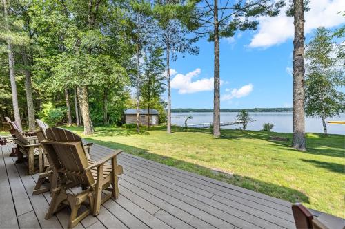 Family-Friendly 5BR House by the Lake in Wautoma, USA