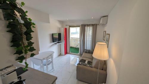 Studio neuf centre Cannes 500 m plage