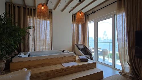 Luxury 2BR Biophilic Retreat with Private Jacuzzi, Massage Chair & Infinity Pool, Dubai (foto 3)