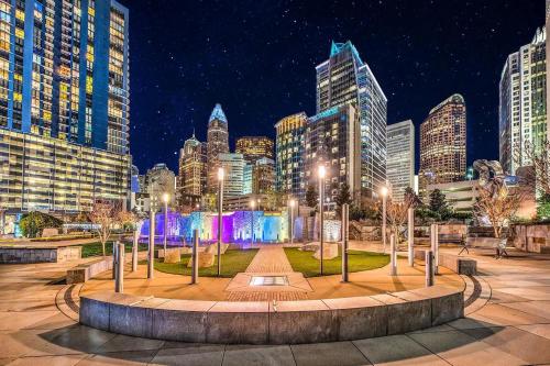 Spacious 2 Bedroom 2 Bathroom Apartment with Balcony in Uptown Charlotte! City Views & Free Parking! in Charlotte, USA