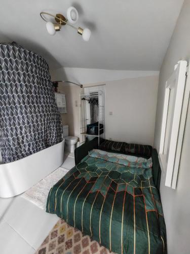 Studette cosy, indépendante, sanitaires inclus dans la même pièce, mini terrasse, à 45 min de Paris (Micro studette independante non-fumeur, 10 m2, 45 min de Paris, sanitaires dans la meme piece que le) in Савінь'ї-льо-Темпль