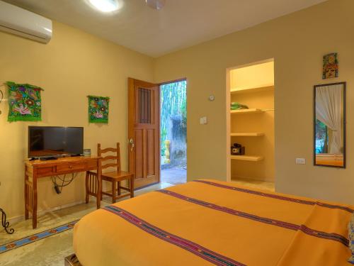 Deluxe Queen Room with Terrace image 2
