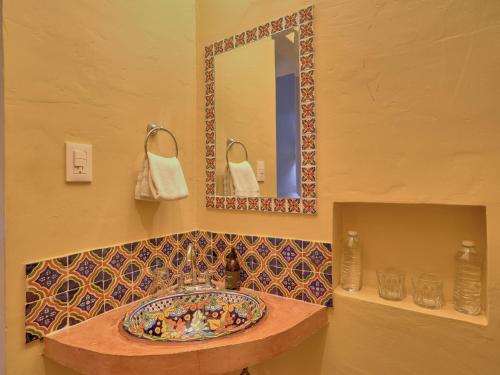Deluxe Queen Room with Terrace image 5