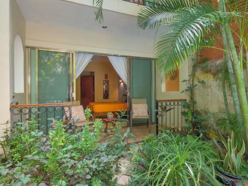 Deluxe Queen Room with Terrace image 8