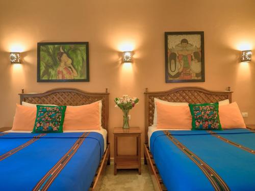 Queen Room with Two Queen Beds image 4