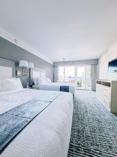 Deluxe Queen Room with Two Queen Beds - Oceanfront Pool Courtyard
