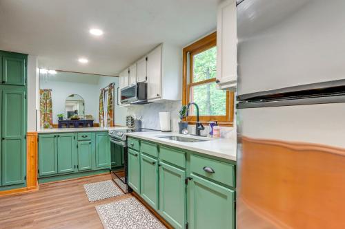 Lakefront Cabin Less Than 3 Mi to Dtwn Eureka Springs! in Eureka Springs, USA